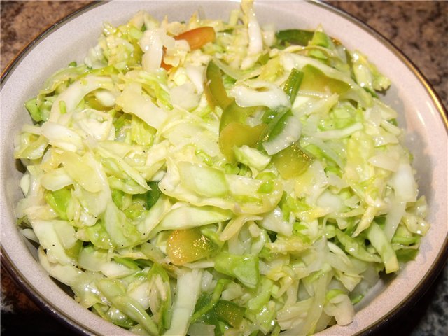 Простой капустный салат с имбирной заправкой